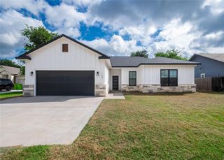 108 W Keomuku LN, Bastrop, TX 78602