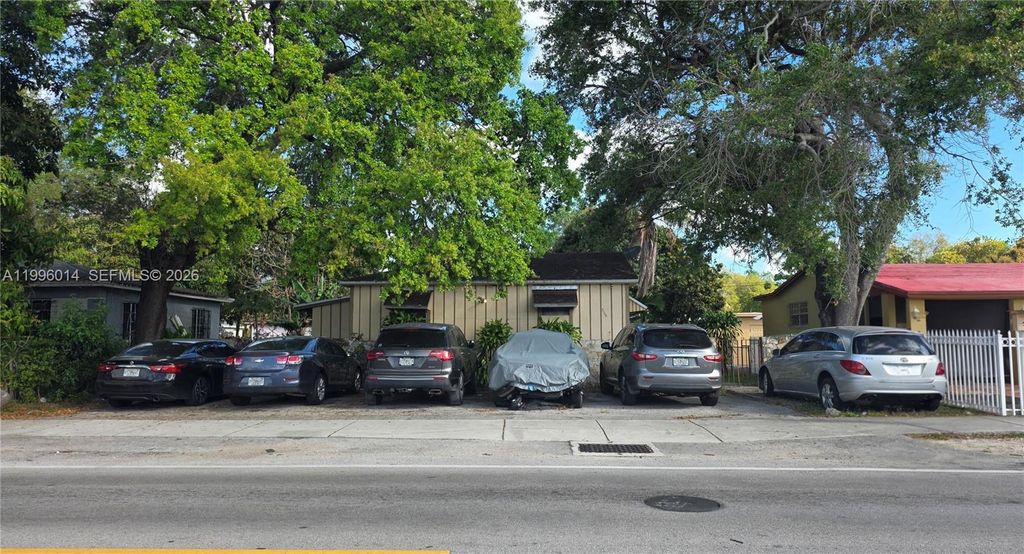 525 NE 159th St, Miami, FL 33162