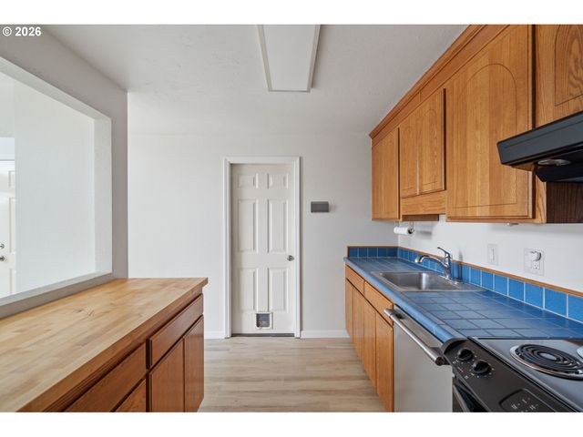5445 Sw VILLAGE Pl, Beaverton, OR 97007