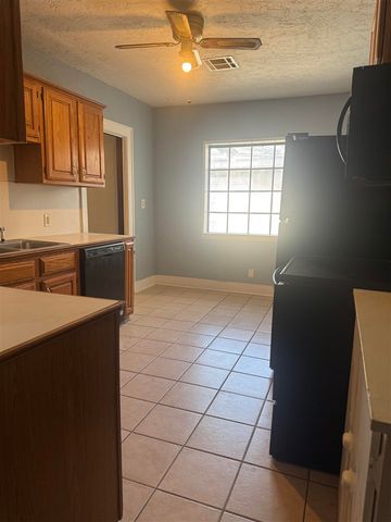 710 NW Arlington Ave, Lawton, OK 73507