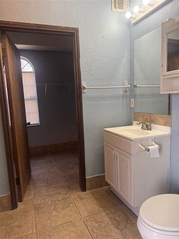 710 NW Arlington Ave, Lawton, OK 73507