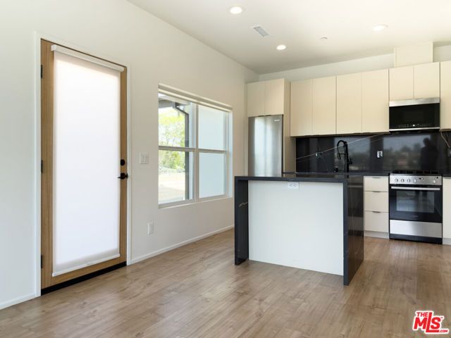 845 N La Fayette Park Place, Los Angeles, CA 90026