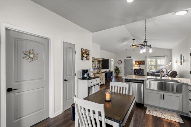 209 Wyburn Pl, Burns, TN 37029