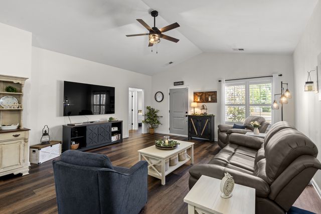 209 Wyburn Pl, Burns, TN 37029