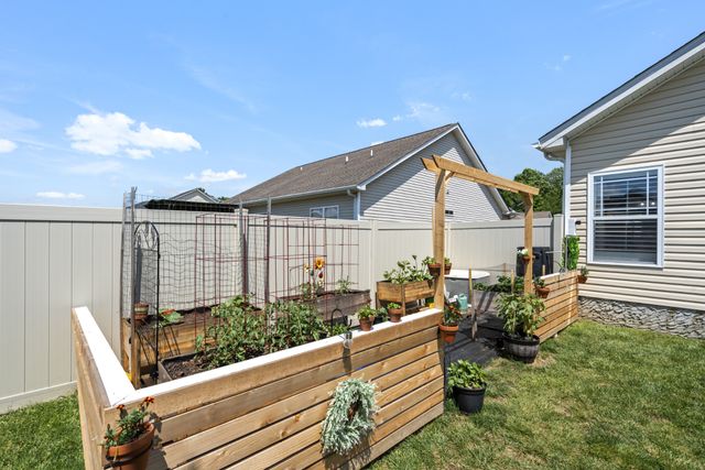 209 Wyburn Pl, Burns, TN 37029