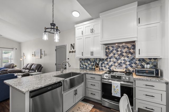 209 Wyburn Pl, Burns, TN 37029