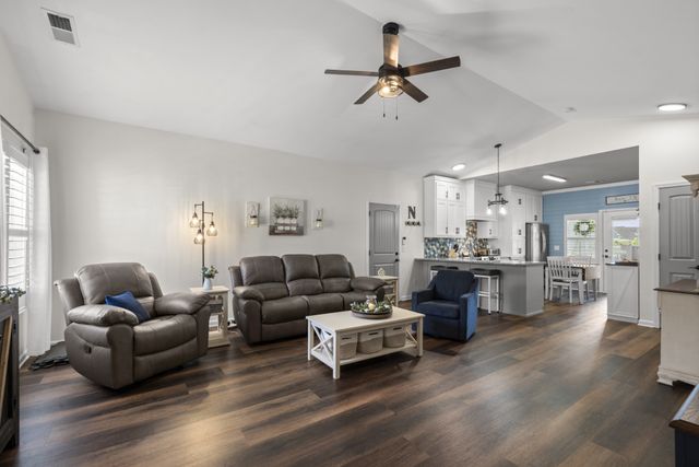 209 Wyburn Pl, Burns, TN 37029