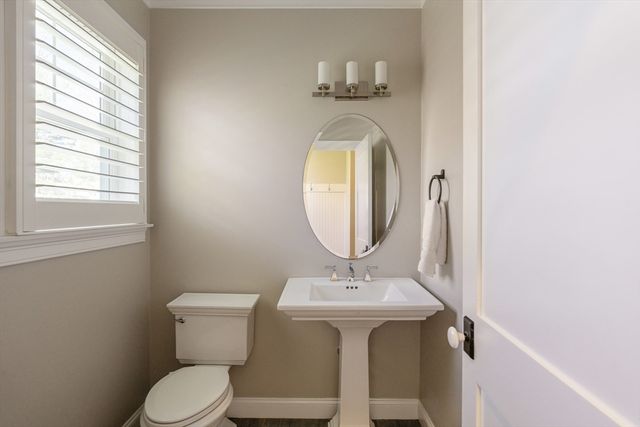 8 Goldman Cir, Bedford, MA 01730