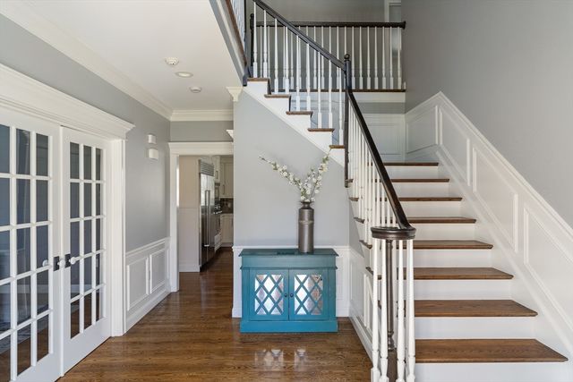 8 Goldman Cir, Bedford, MA 01730