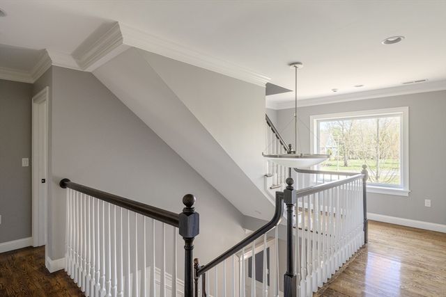8 Goldman Cir, Bedford, MA 01730
