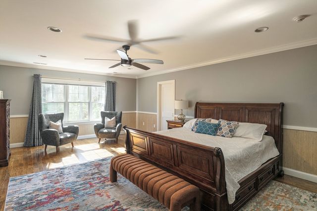 8 Goldman Cir, Bedford, MA 01730