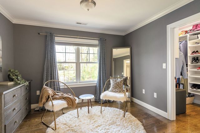 8 Goldman Cir, Bedford, MA 01730