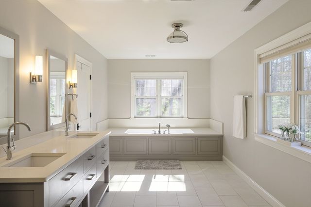 8 Goldman Cir, Bedford, MA 01730