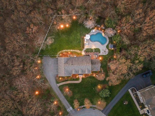 8 Goldman Cir, Bedford, MA 01730