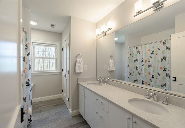 8 Goldman Cir, Bedford, MA 01730