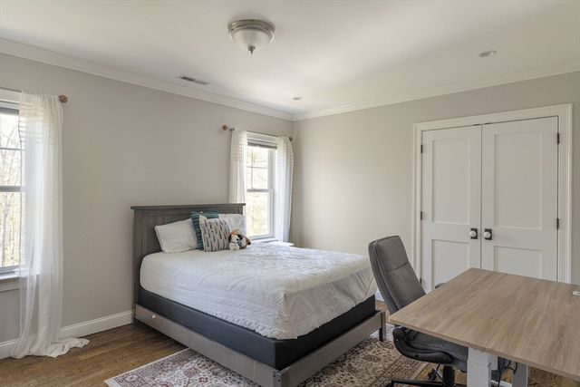 8 Goldman Cir, Bedford, MA 01730