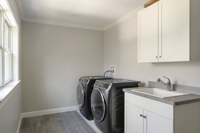 8 Goldman Cir, Bedford, MA 01730