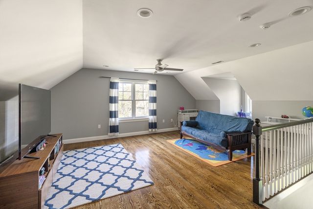 8 Goldman Cir, Bedford, MA 01730