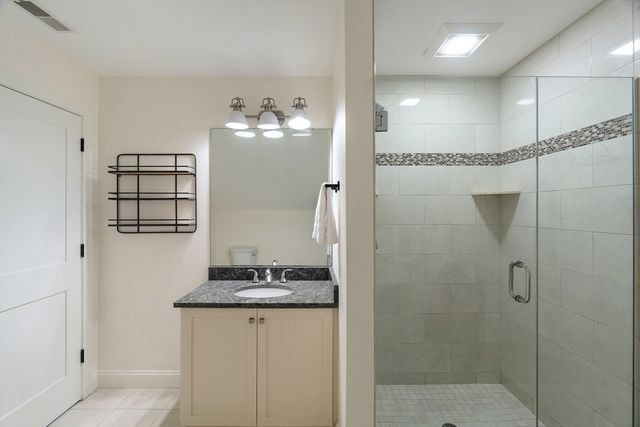 8 Goldman Cir, Bedford, MA 01730