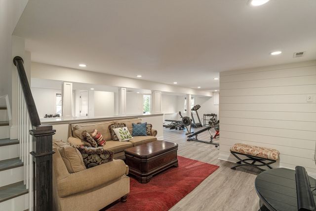 8 Goldman Cir, Bedford, MA 01730