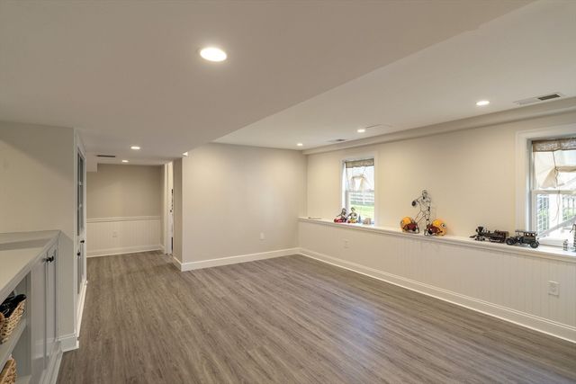 8 Goldman Cir, Bedford, MA 01730