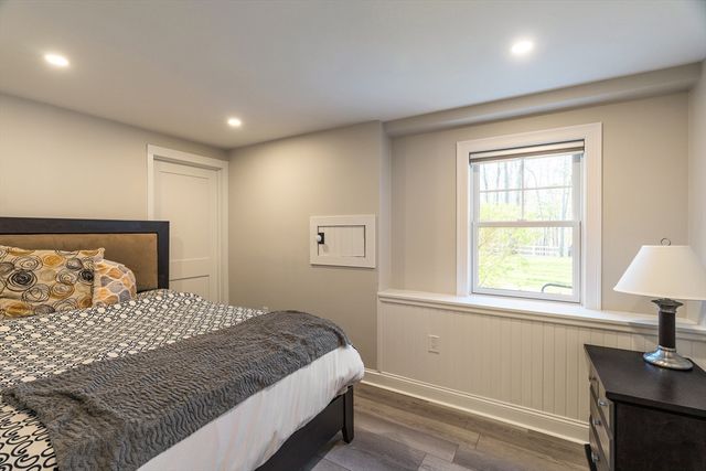 8 Goldman Cir, Bedford, MA 01730