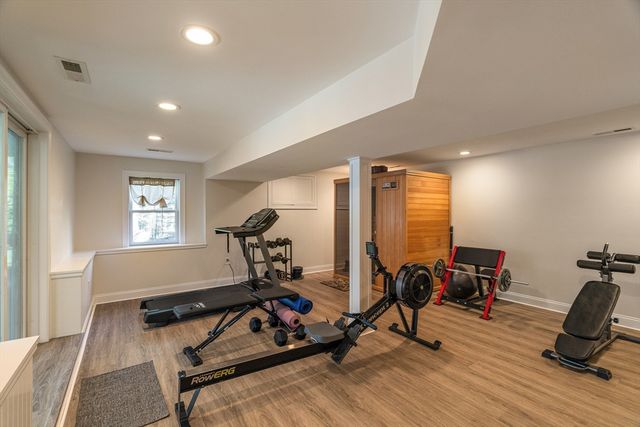 8 Goldman Cir, Bedford, MA 01730