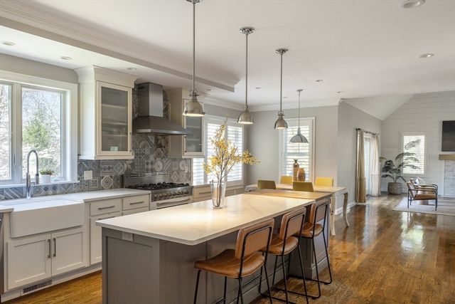8 Goldman Cir, Bedford, MA 01730