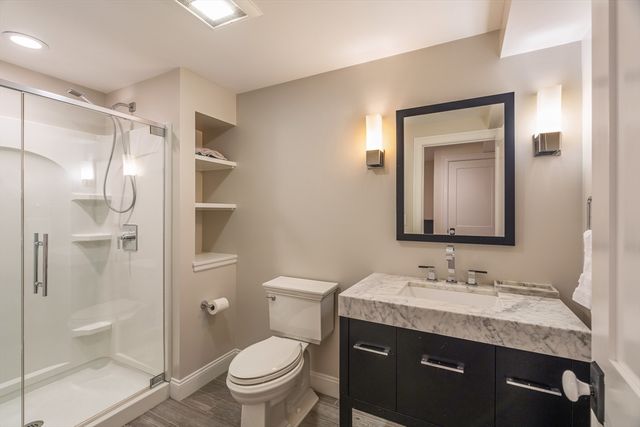 8 Goldman Cir, Bedford, MA 01730