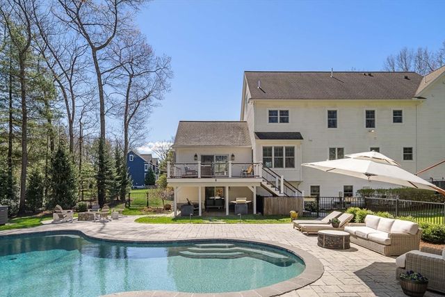 8 Goldman Cir, Bedford, MA 01730