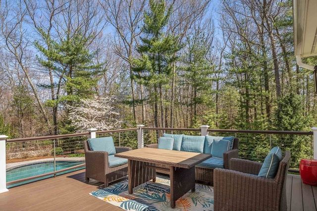 8 Goldman Cir, Bedford, MA 01730