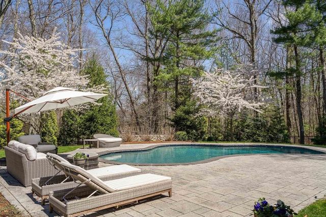 8 Goldman Cir, Bedford, MA 01730