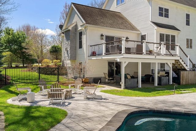 8 Goldman Cir, Bedford, MA 01730