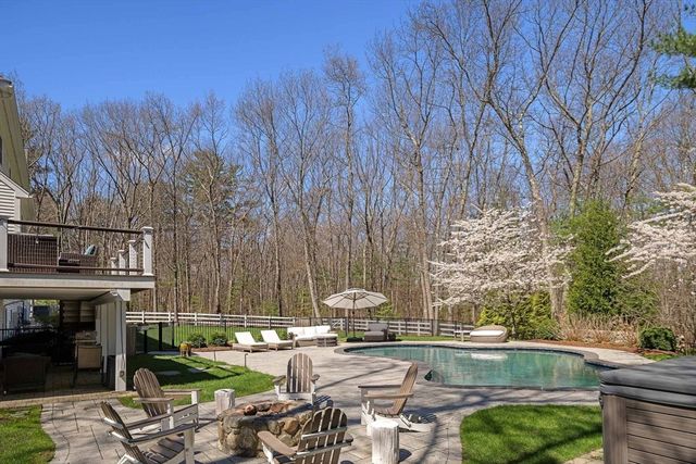 8 Goldman Cir, Bedford, MA 01730