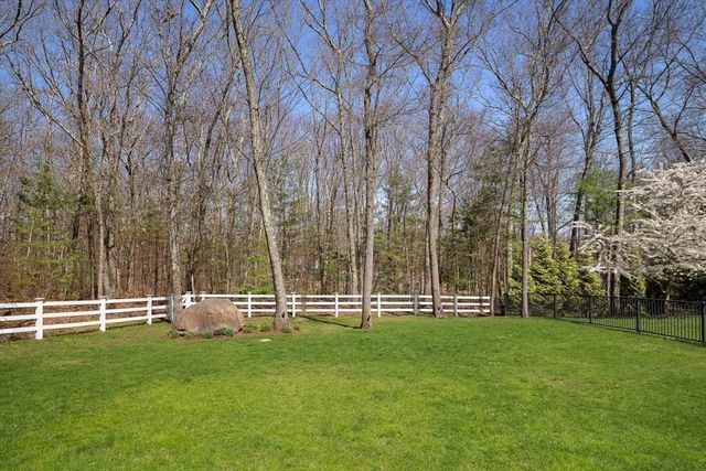 8 Goldman Cir, Bedford, MA 01730