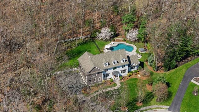 8 Goldman Cir, Bedford, MA 01730