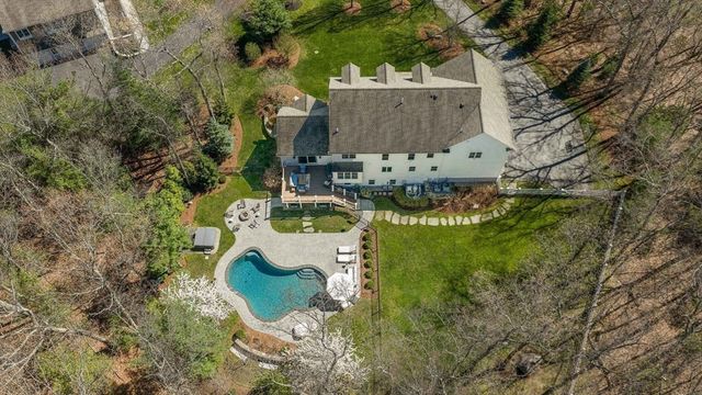 8 Goldman Cir, Bedford, MA 01730