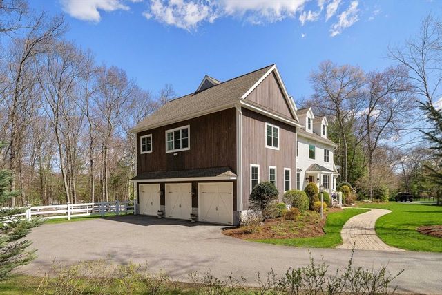 8 Goldman Cir, Bedford, MA 01730