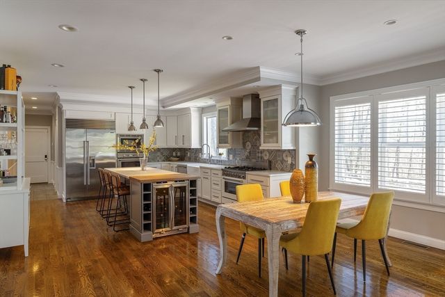 8 Goldman Cir, Bedford, MA 01730