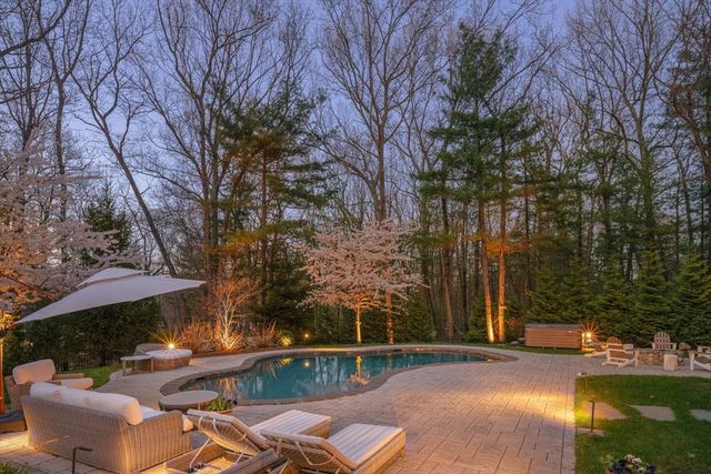 8 Goldman Cir, Bedford, MA 01730