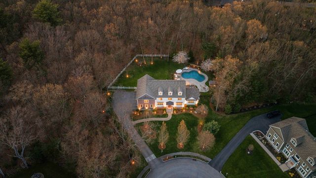 8 Goldman Cir, Bedford, MA 01730