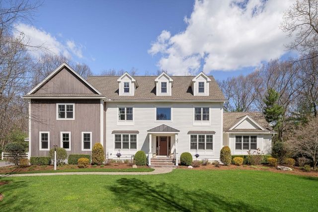 8 Goldman Cir, Bedford, MA 01730