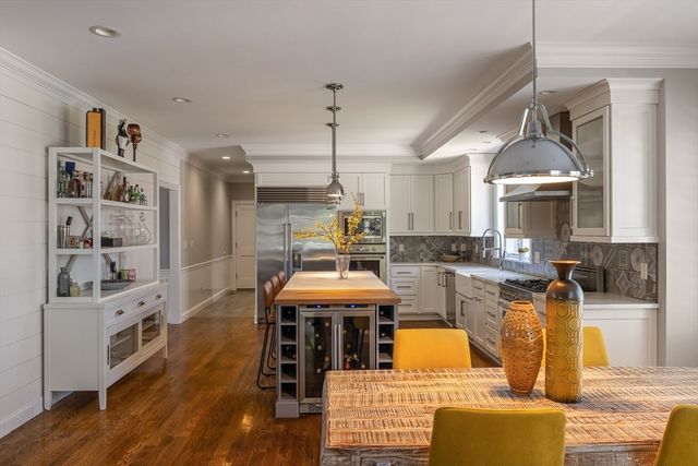 8 Goldman Cir, Bedford, MA 01730