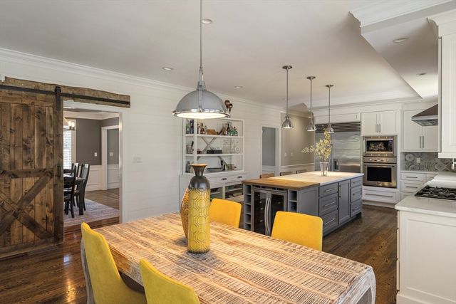 8 Goldman Cir, Bedford, MA 01730