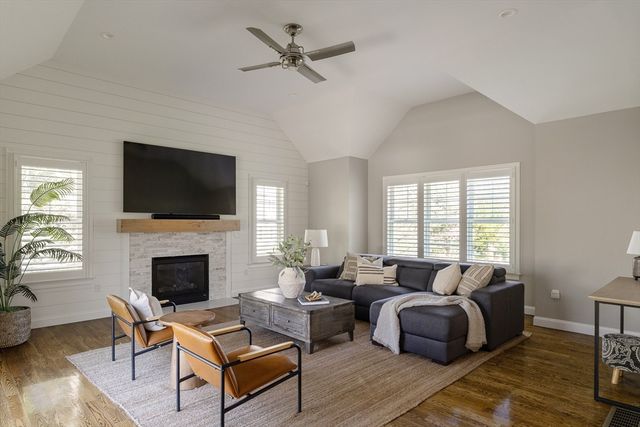 8 Goldman Cir, Bedford, MA 01730