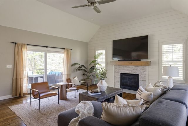 8 Goldman Cir, Bedford, MA 01730