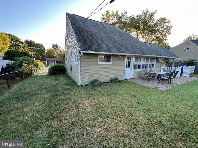 16 CRABTREE DR, Levittown, PA 19055