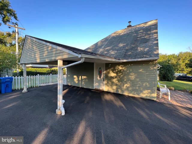 16 CRABTREE DR, Levittown, PA 19055