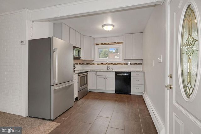 16 CRABTREE DR, Levittown, PA 19055