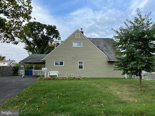 16 CRABTREE DR, Levittown, PA 19055